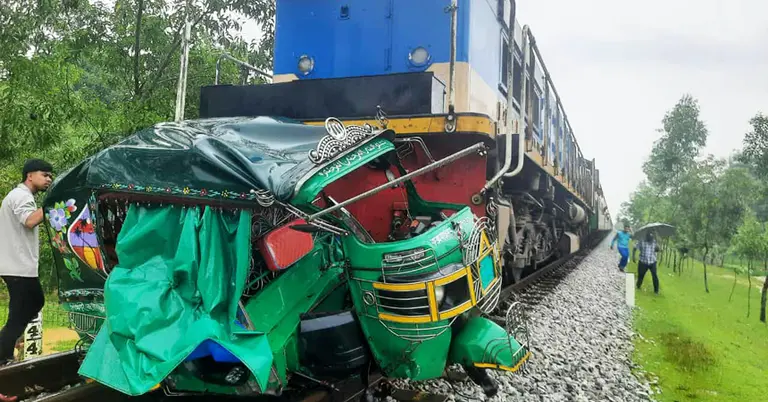 ট্রেনের ধাক্কায় দুমড়ে মুচড়ে যাওয়া সিএনজি
